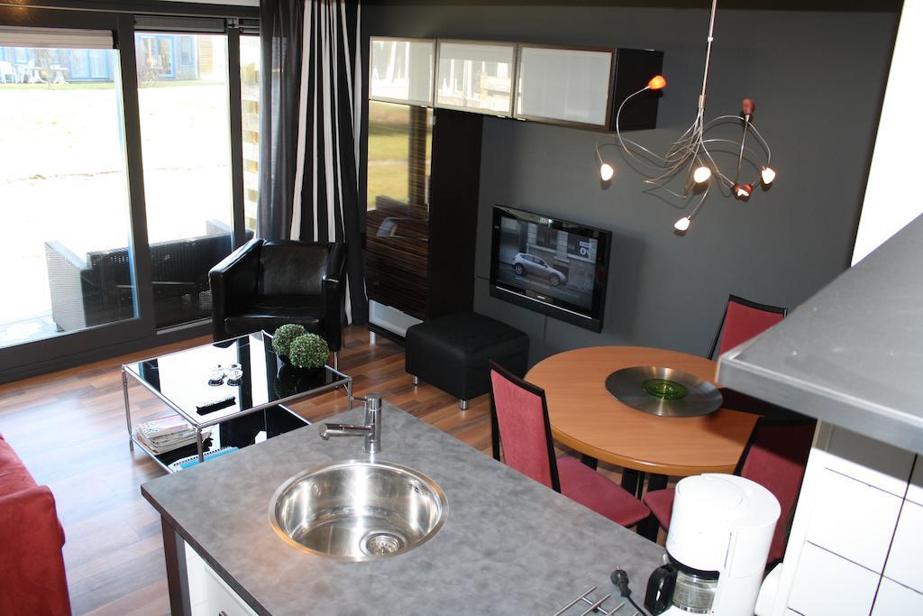Aphrodite Met Zonnig Terras, Eigen Keuken, Verwarmd Hotel-Zwembad, Nabij Dorp, Duinen En Strand Hollum  Szoba fotó