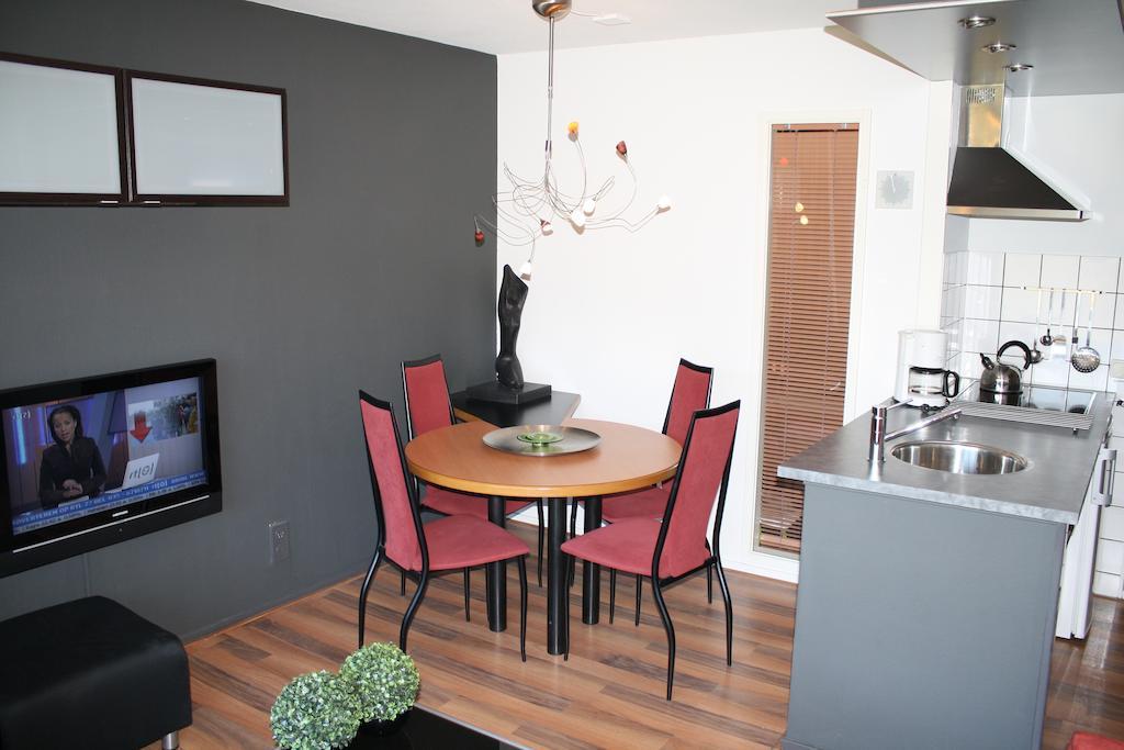 Aphrodite Met Zonnig Terras, Eigen Keuken, Verwarmd Hotel-Zwembad, Nabij Dorp, Duinen En Strand Hollum  Szoba fotó