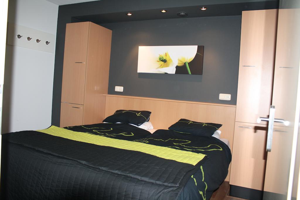 Aphrodite Met Zonnig Terras, Eigen Keuken, Verwarmd Hotel-Zwembad, Nabij Dorp, Duinen En Strand Hollum  Szoba fotó